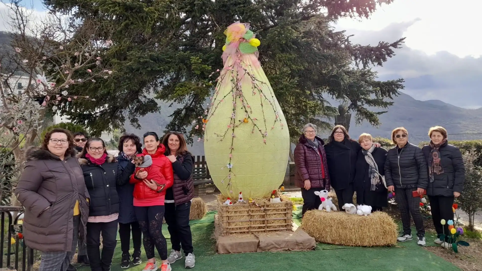 Colli a Volturno: le “Uncinettine” colpiscono ancora. Realizzato a mano una mega Uovo Pasquale installato in Piazza Municipio.